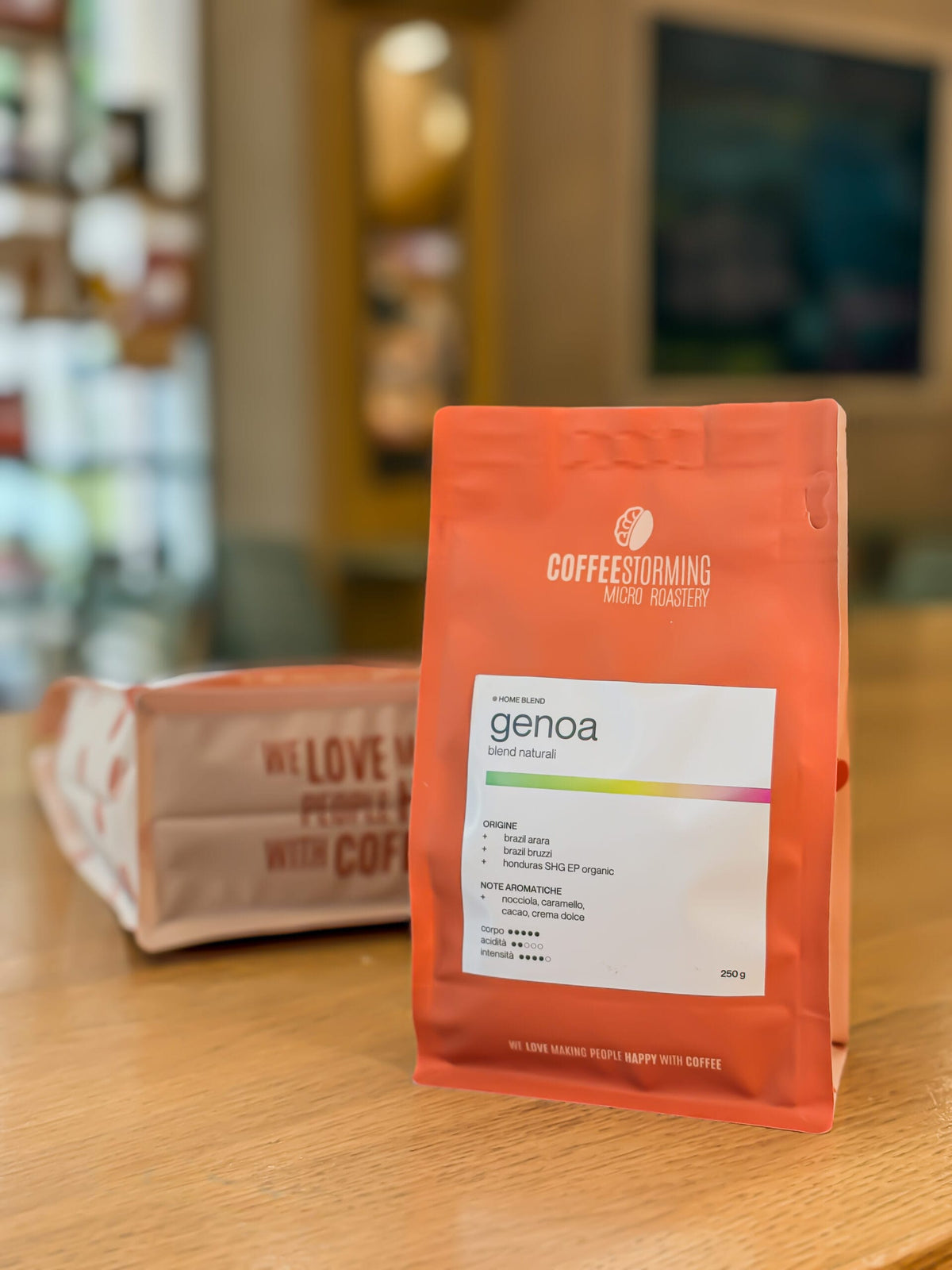 Un sacchetto di caffè CoffeeStorming sul banco del locale