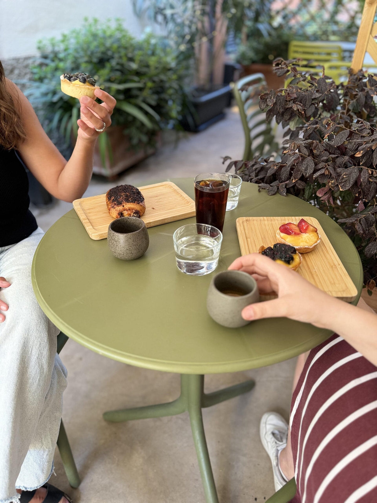 Un tavolino di CoffeeStorming ad Albenga con caffè, cold brew e pasticceria