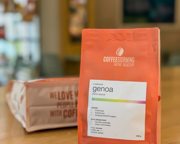 Un sacchetto di caffè CoffeeStorming sul banco