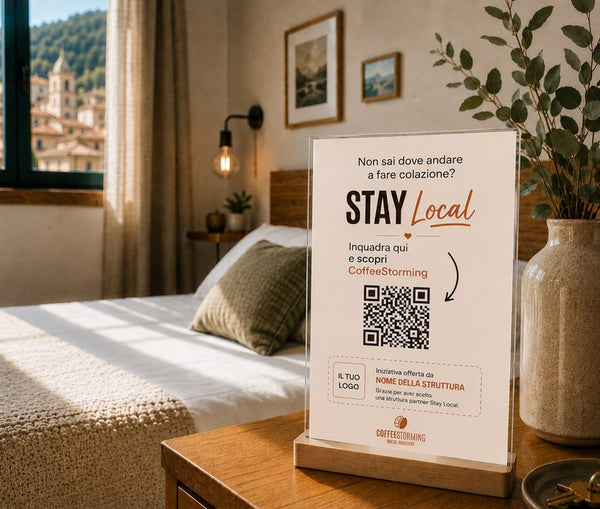 Anteprima del cartello Stay Local con il QR, appoggiato su un comodino