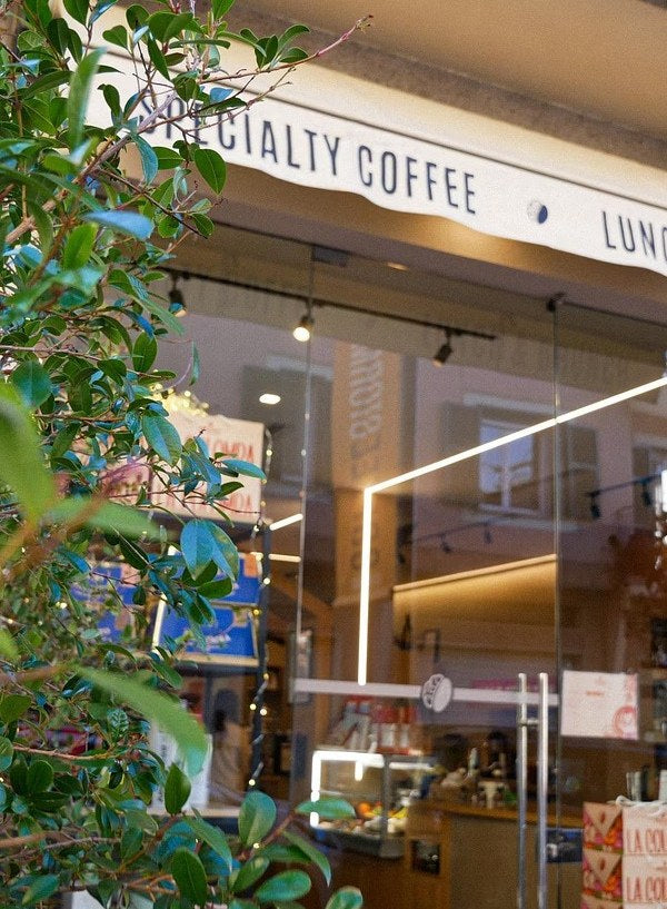 La vetrina del locale CoffeeStorming